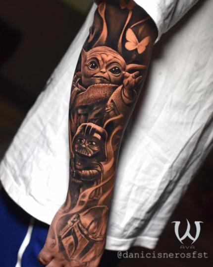 Tatuaje de Baby Yoda Star Wars en el brazo realizado por Dani Cisneros tatuaje realizado por Dani Cisneros