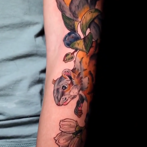 Tatuaje de ardilla con rama de arándanos realizado por Rogelio Pavón tatuaje realizado por Rogelio Pavón