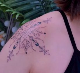 Tatuaje de mandala con ornamentos en el hombro realizado por Seoeon tatuaje realizado por Seoeon