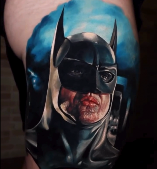 Tatuaje de Batman en la pierna realizado por margera tatuaje realizado por margera