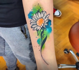 Tatuaje de flor margarita en acuarela realizado por Kateryna Zelenska tatuaje realizado por Kateryna Zelenska