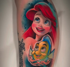 Tatuaje de la sirenita en la pantorrilla realizado por Marta Pari tatuaje realizado por Marta Pari