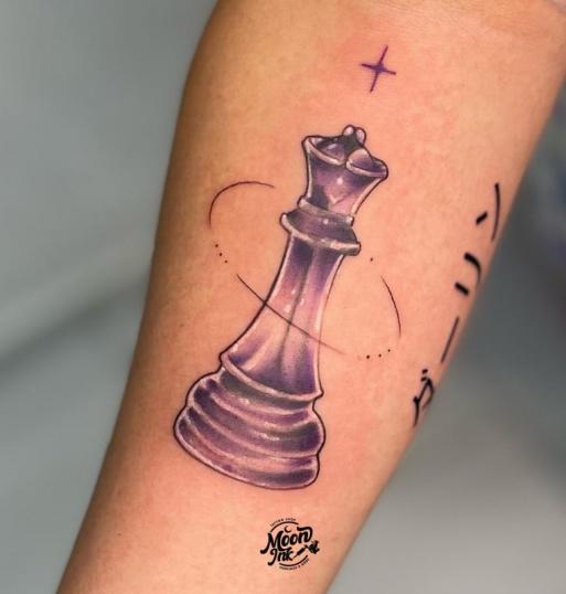 Tatuaje de pieza de ajedrez realizado por Moon Ink tatuaje realizado por Moon Ink