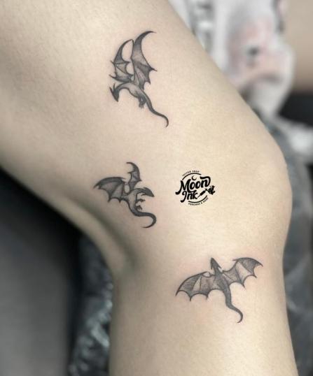 Tatuaje de dragoncitos en la rodilla realizado por Moon Ink tatuaje realizado por Moon Ink