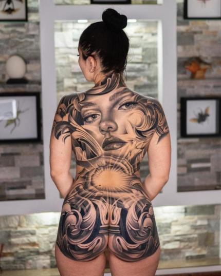 Tatuaje en la espalda black and grey realizado por Hans Felipe Pico Pulido tatuaje realizado por Hans Felipe Pico Pulido