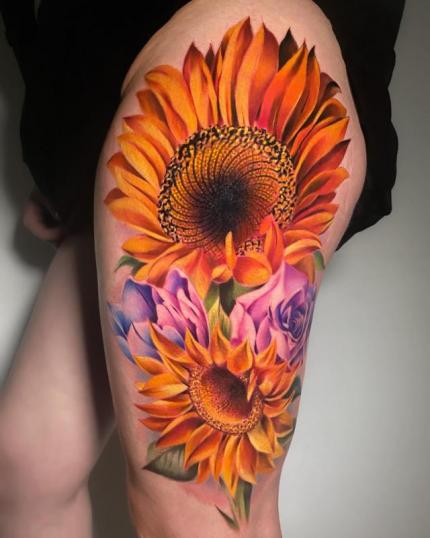 Tatuaje de girasol con flores realizado por Alejandro Ledo tatuaje realizado por Alejandro Ledo