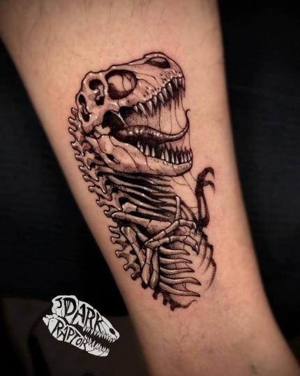 Tatuaje de dinosaurio T-Rex en el antebrazo realizado por Dark Raptor tatuaje realizado por Dark Raptor