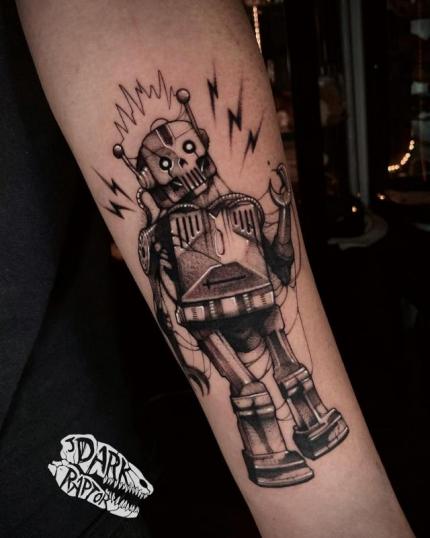 Tatuaje de robot muerto en Blackwork realizado por Dark Raptor tatuaje realizado por Dark Raptor