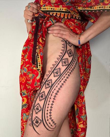 Tatuaje de ornamentos en la pierna y muslo realizado por mizzrotten tatuaje realizado por mizzrotten